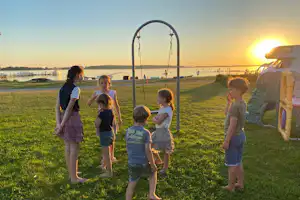 Ronæs Strand Camping - Kinder auf dem Spielplatz am Strand