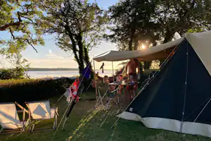 Ronæs Strand Camping - Zeltplatz im Grünen mit Blick auf das Meer auf dem Campingplatz