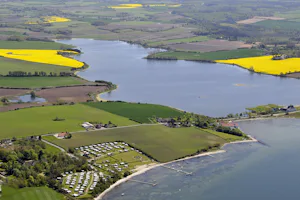 Ronæs Strand Camping - Übersicht auf das gesamte Campingplatz Gelände