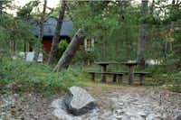 Roosta Erholungsdorf - Picknicktisch vor Mobilheim auf dem Campingplatz