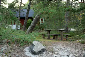 Roosta Erholungsdorf - Picknicktisch vor Mobilheim auf dem Campingplatz