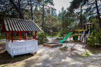 Roosta Erholungsdorf - Spielplatz vom Campingplatz mit Sandkasten, Rutsche und Schaukel