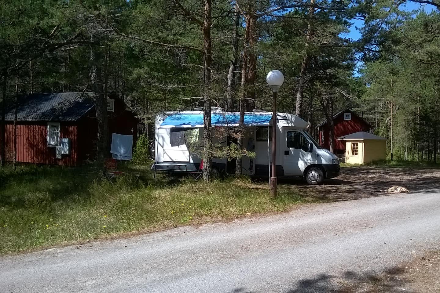 Roosta Erholungsdorf - Wohnwagen und Mobilheime zwischen Bäumen auf dem Campingplatz