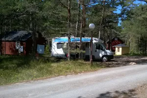 Roosta Erholungsdorf - Wohnwagen und Mobilheime zwischen Bäumen auf dem Campingplatz