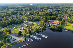 Rörholmsbadet Camping - Luftaufnahme des Campingplatzes am Wasser