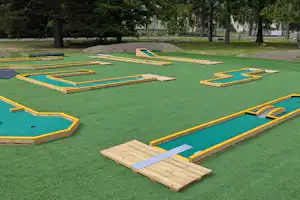 Rörholmsbadet Camping - Minigolfanlage auf dem Campingplatz