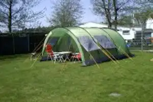 Rosen-Camp Kniese - Zeltstellplätze im Grünen auf dem Campingplatz