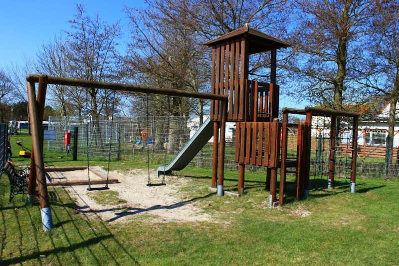 Rosen-Camp Kniese - Kinderspielplatz mit Klettergerüst, Rutsche und Schaukeln