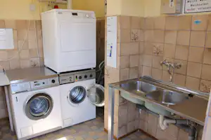 Rosen-Camp Kniese - Waschmaschinen und Trockner in einem Gebäude des Campingplatzes