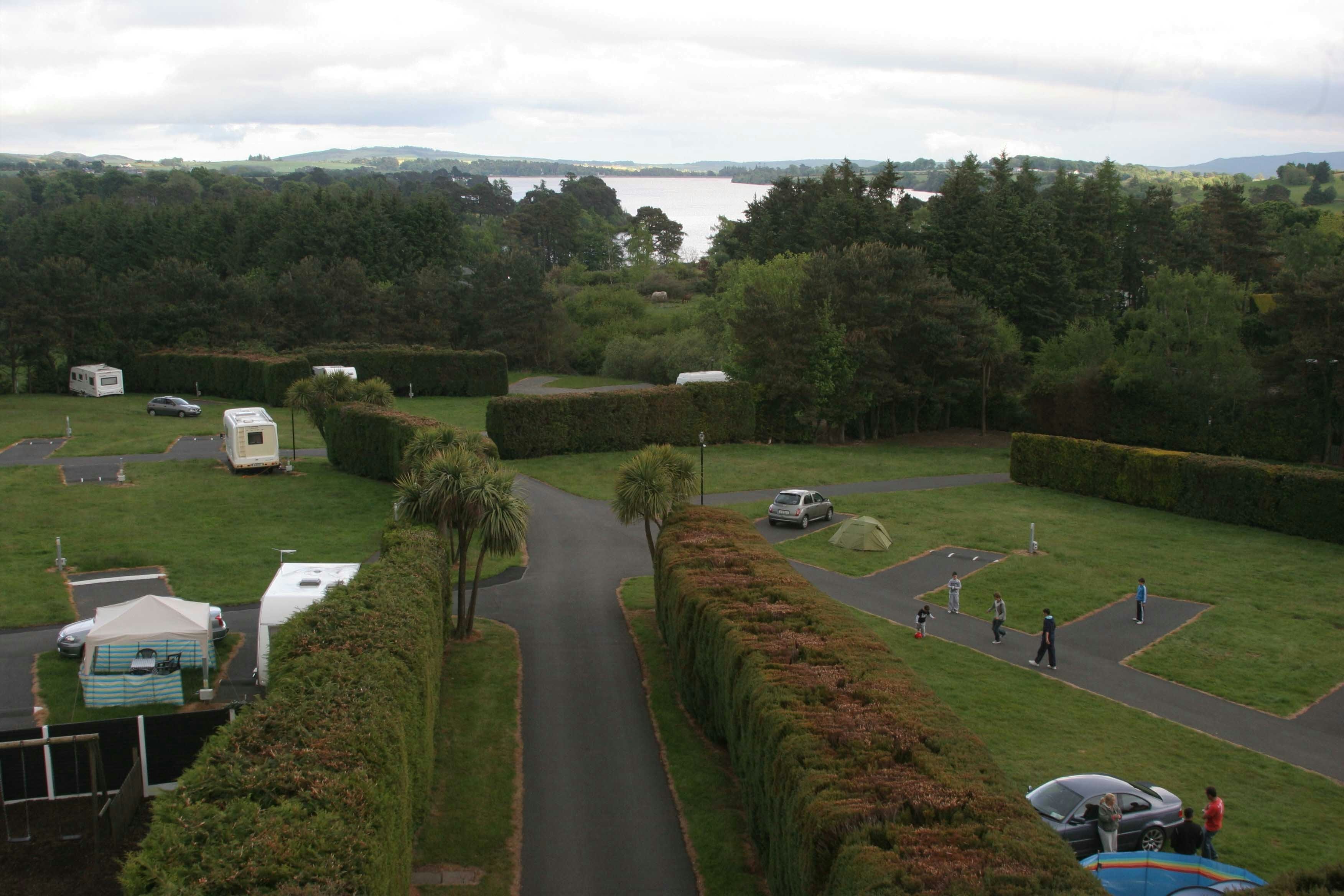 Roundwood Caravan & Camping Park  -  Wohnwagen- und Zeltstellplatz auf grüner Wiese auf dem Campingplatz