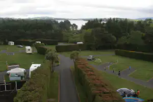 Roundwood Caravan & Camping Park - Wohnwagen- und Zeltstellplatz auf grüner Wiese auf dem Campingplatz