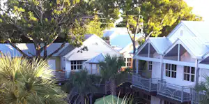 Roundwood Caravan & Camping Park - Zimmervermietung und Pool auf dem Campingplatz