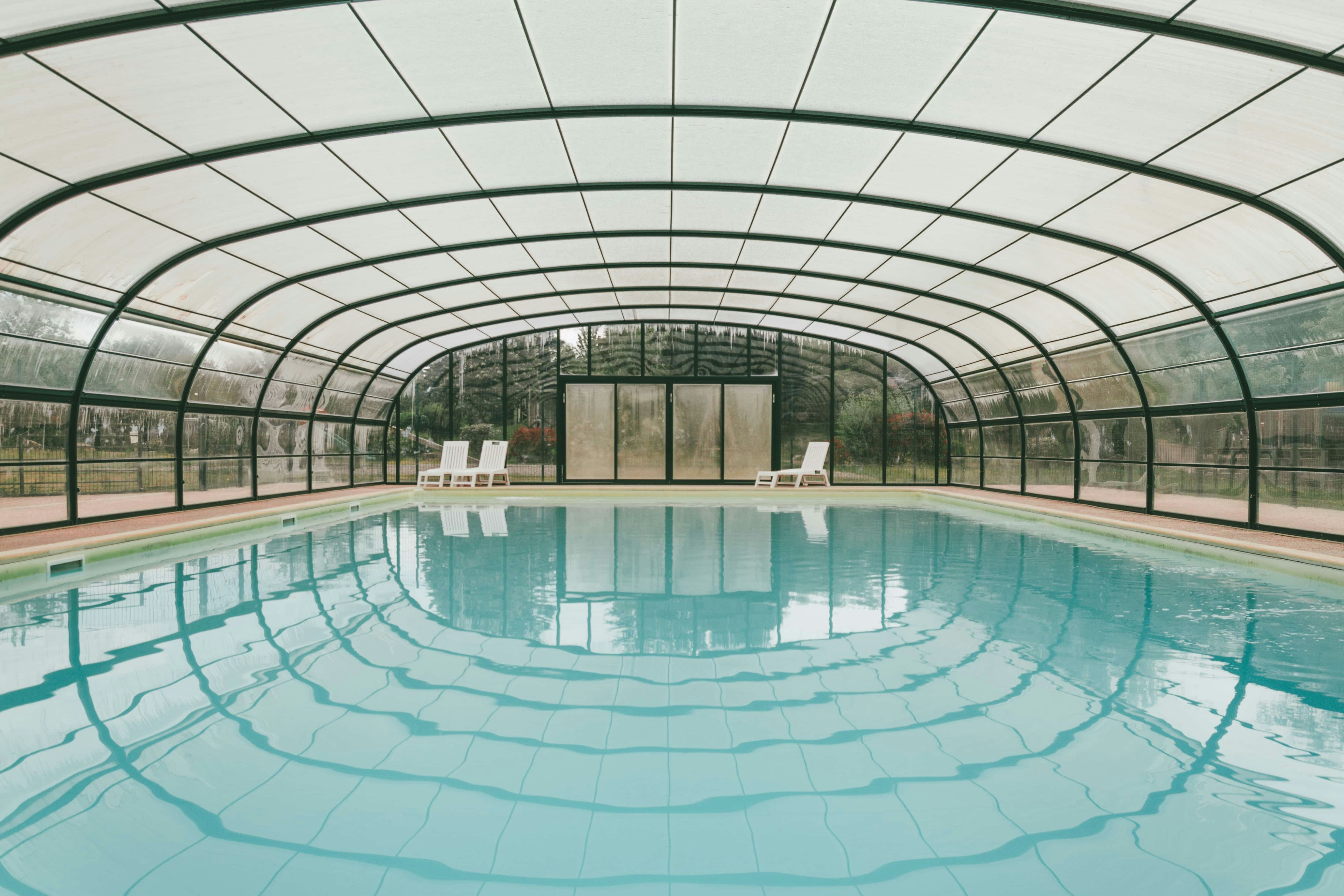Résidence de tourisme Les Hameaux de Miel - Überdachter Pool auf dem Campingplatz