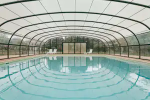 Résidence de tourisme Les Hameaux de Miel - Überdachter Pool auf dem Campingplatz