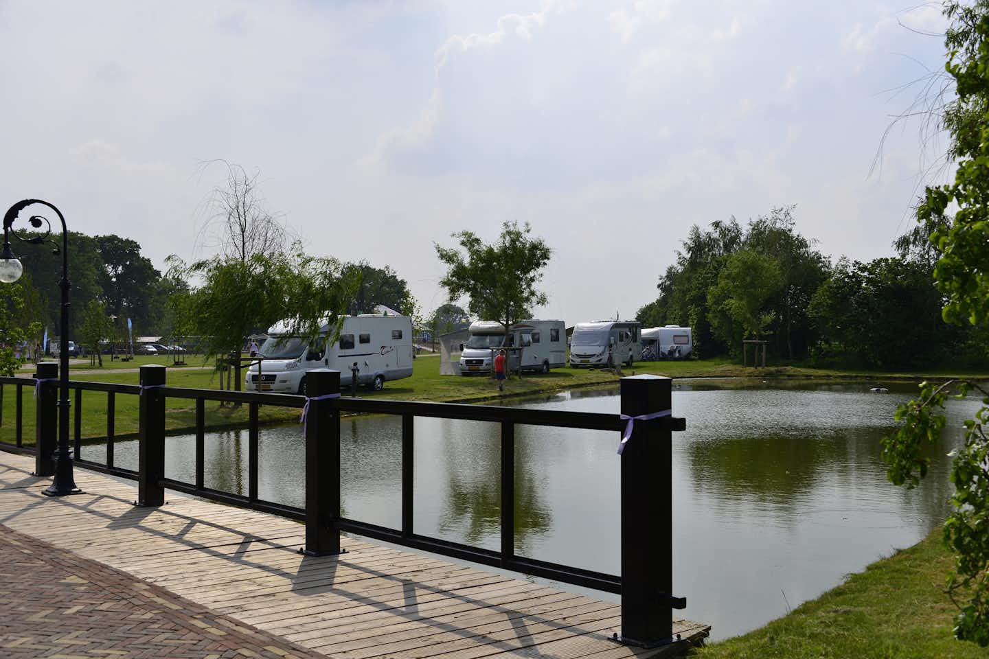 Résidence Lichtenvoorde -  Wohnwagenstellplätze im Grünen auf dem Campingplatz mit Blick aufs Wasser