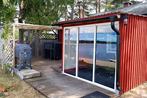 Årsunda Strandbaden Camping - Mobilheim mit Terrasse auf dem Campingplatz