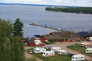 Årsunda Strandbaden Camping - Campingplatz Rezeption und Wohnwagenstellplätze mit Blick auf den See Strand Campingplatz Rezeption