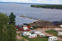 Årsunda Strandbaden Camping - Campingplatz Rezeption und Wohnwagenstellplätze mit Blick auf den See Strand Campingplatz Rezeption