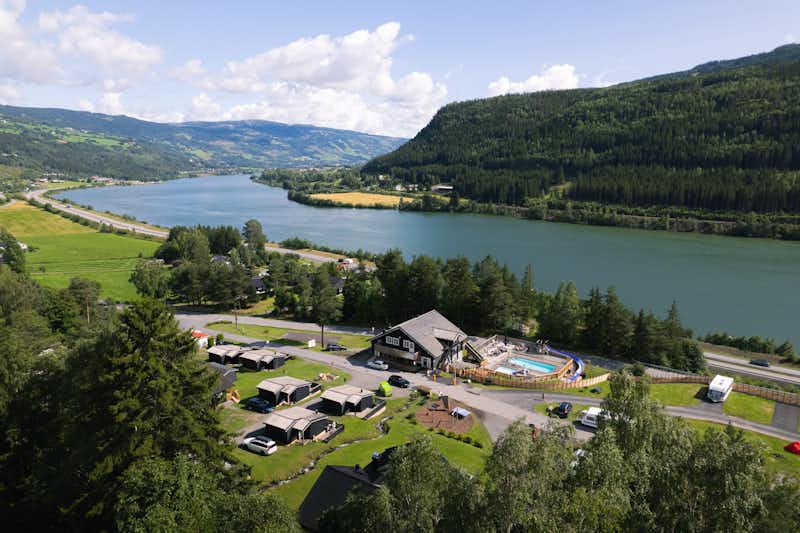 Topcamp Rustberg - Blick auf das Campingplatzgelände und den Fluss