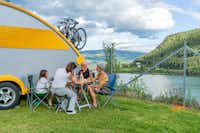 Topcamp Rustberg - Camper beim Essen mit Ausblick auf den Fluss