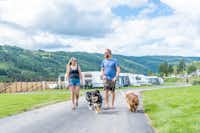 Topcamp Rustberg - Camper beim Spaziergang mit Hunden 
