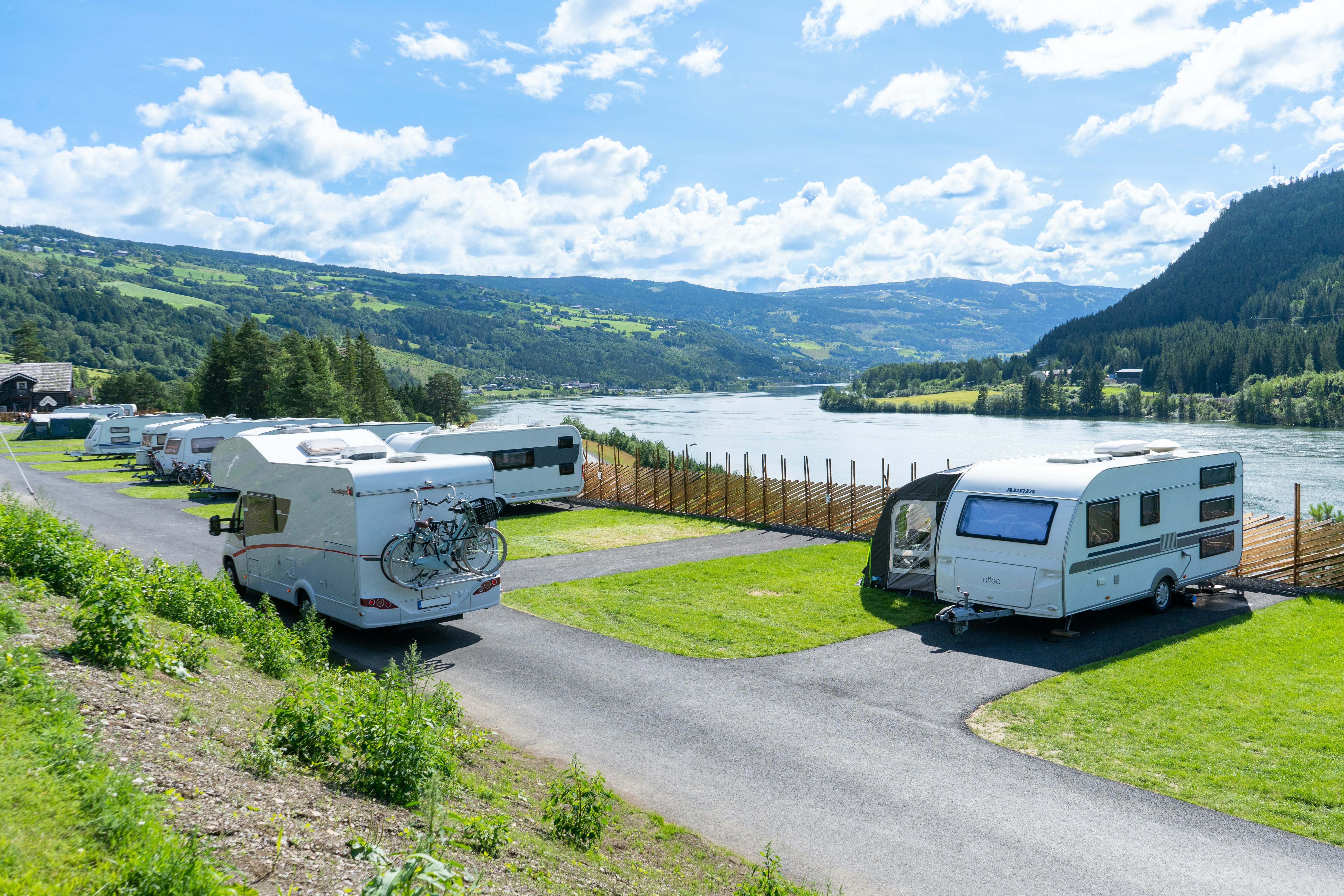 Topcamp Rustberg  Rustberg Camping - Blick auf die Standplätze mit Aussicht auf das Wasser
