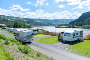 Topcamp Rustberg Rustberg Camping - Blick auf die Standplätze mit Aussicht auf das Wasser