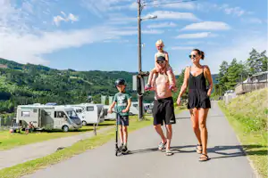 Topcamp Rustberg Rustberg Camping - Familie auf dem Campingplatz