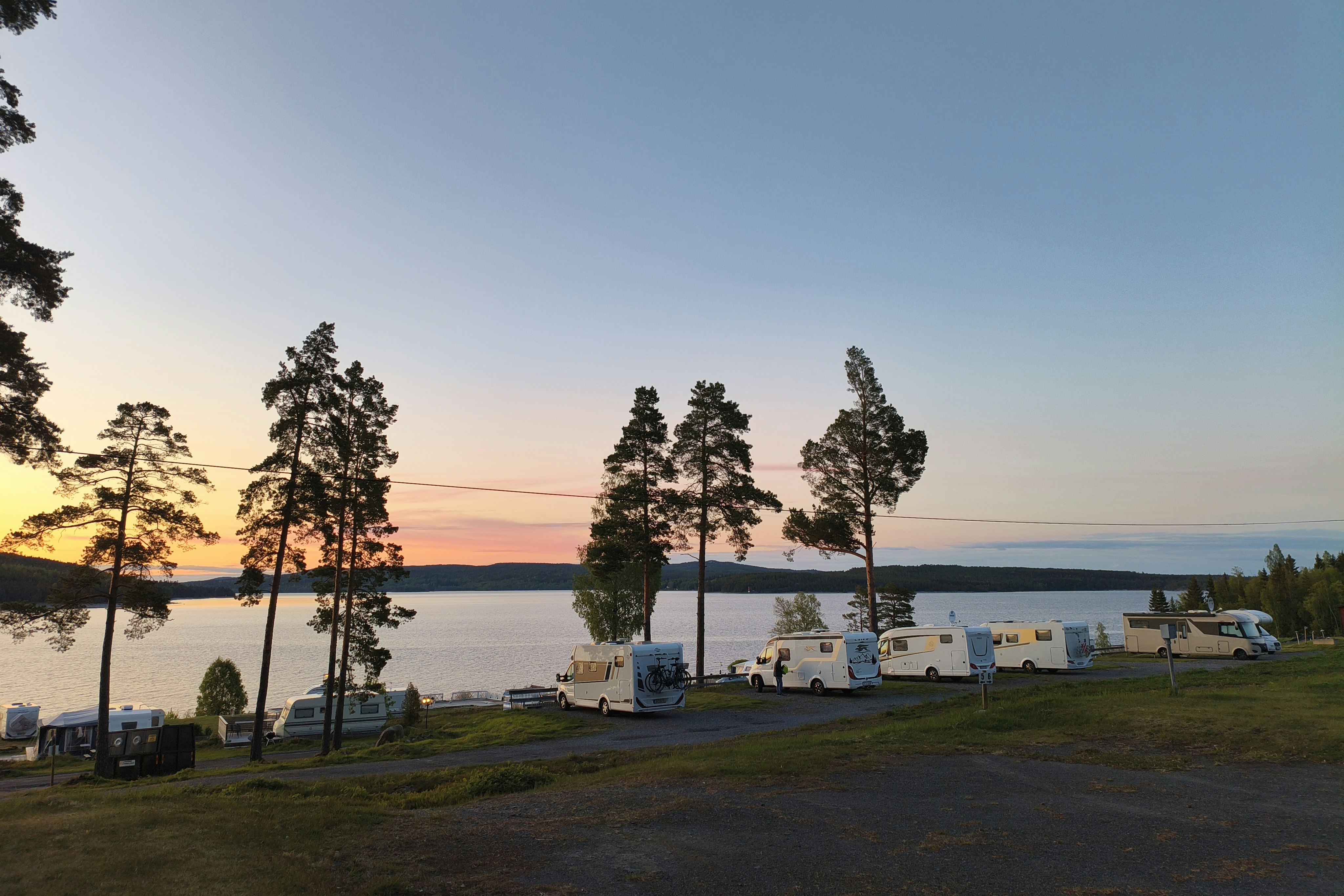 Sälstens Havscamping  - Wohnmobil- und Wohnwagenplätze auf der Wiese mit Meeresblick