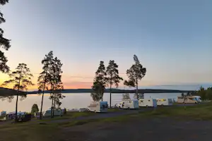 Sälstens Havscamping - Wohnmobil- und Wohnwagenplätze auf der Wiese mit Meeresblick