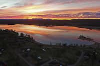 Särna Camping  - Luftaufnahme des Campingplatzes am See bei Sonnenuntergang