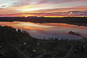 Särna Camping - Luftaufnahme des Campingplatzes am See bei Sonnenuntergang