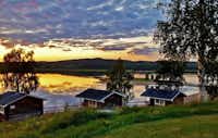 Särna Camping - Mobilheime am Ufer des Sees bei Sonnenuntergang