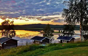 Särna Camping - Mobilheime am Ufer des Sees bei Sonnenuntergang