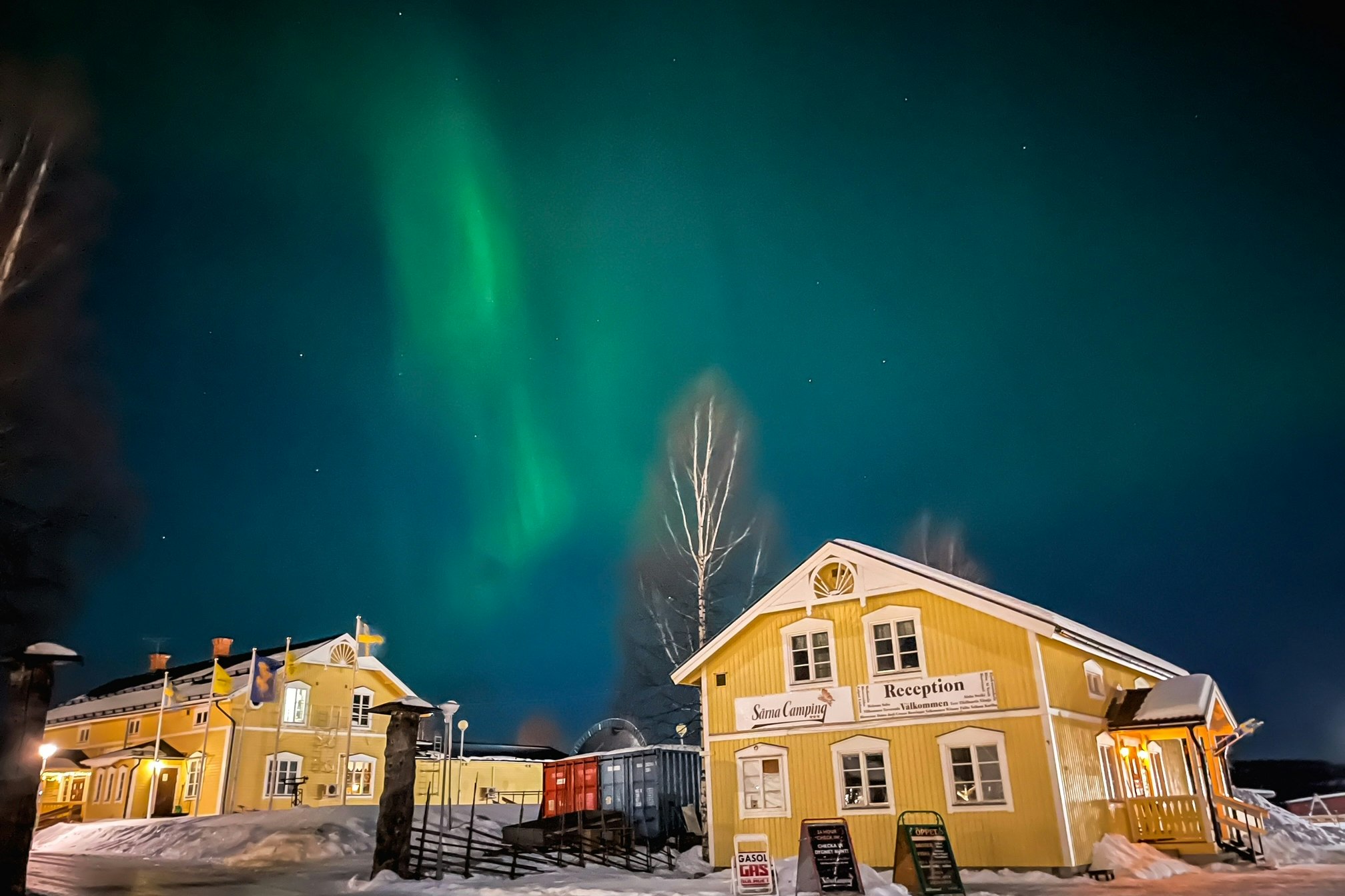 Särna Camping - Polarlichter über dem Campingplatz bei Nacht