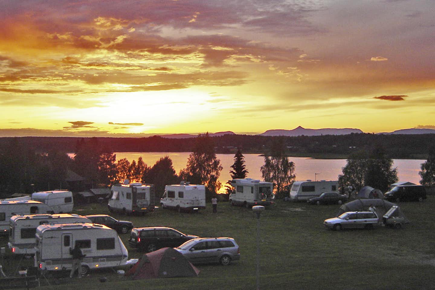 Särna Camping - Sonnenuntergang über der Standplatzwiese am See