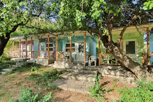 Saint George Resort - Mobilheime mit Terrasse im Schatten der Bäume