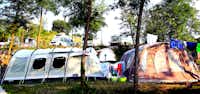 Saskida Camping Resort - Blick auf Zeltplatz auf grüner Wiese auf dem Campingplatz