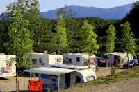 Saskida Camping Resort - Blick auf die Wohnwagenstellplätze im Grünen auf dem Campingplatz