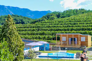 Saskida Camping Resort - Campingplatzgelände im Grünen mit Poolbereich