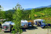 Saskida Camping Resort - Wohnwagenstellplätze mit Blick auf die Felder auf dem Campingplatz