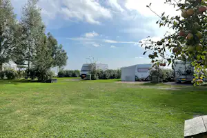 Salix camping en B&B - Blick auf die Standplätze auf der Wiese