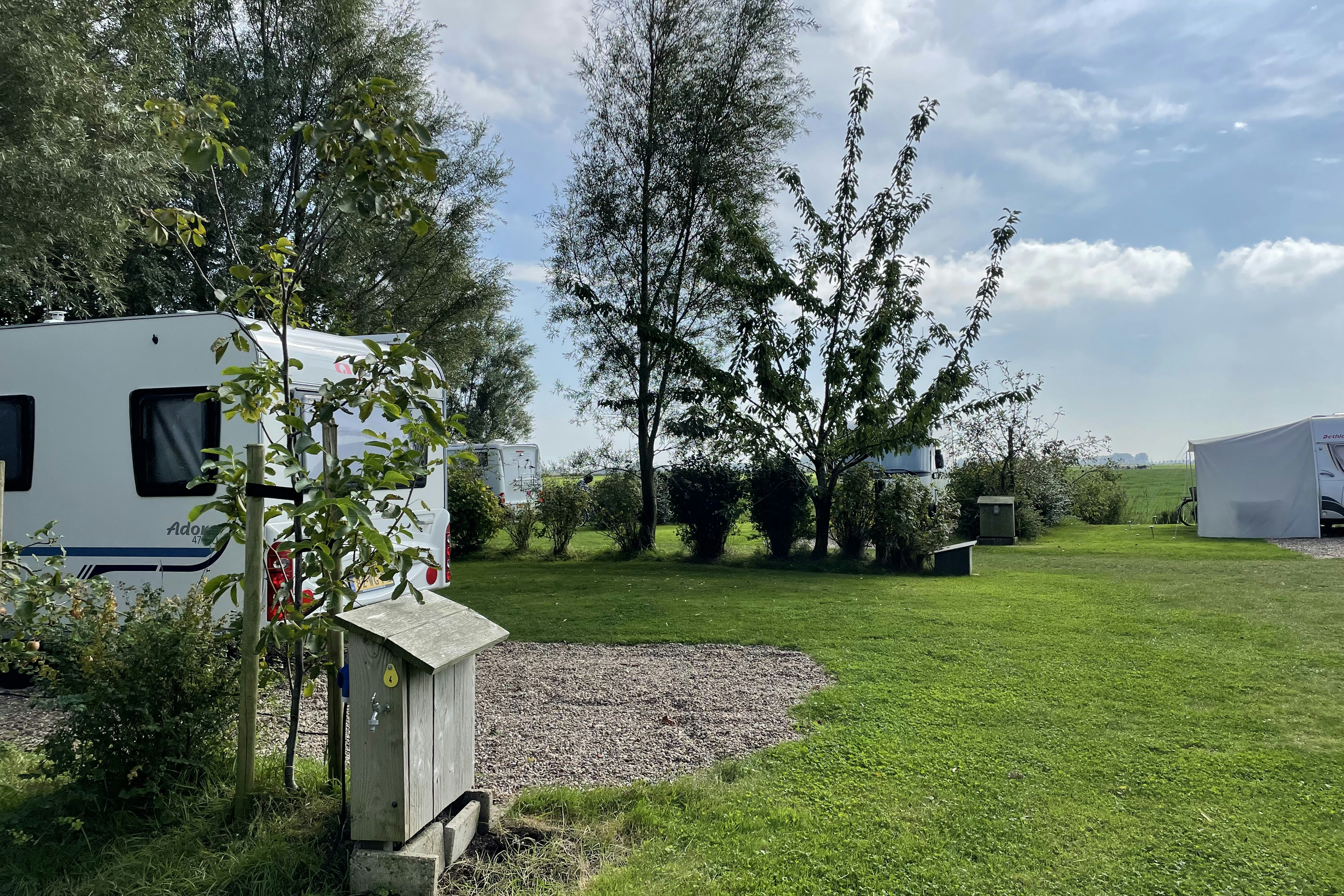 Salix camping en B&B - Wohnmobil- und Wohnwagenstandplätze auf der Wiese