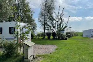Salix camping en B&B - Wohnmobil- und Wohnwagenstandplätze auf der Wiese