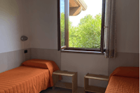 San Giorgio Vacanze - Schlafbereich eines Mobilheims mit zwei Einzelbetten