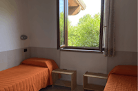 San Giorgio Vacanze - Schlafbereich eines Mobilheims mit zwei Einzelbetten