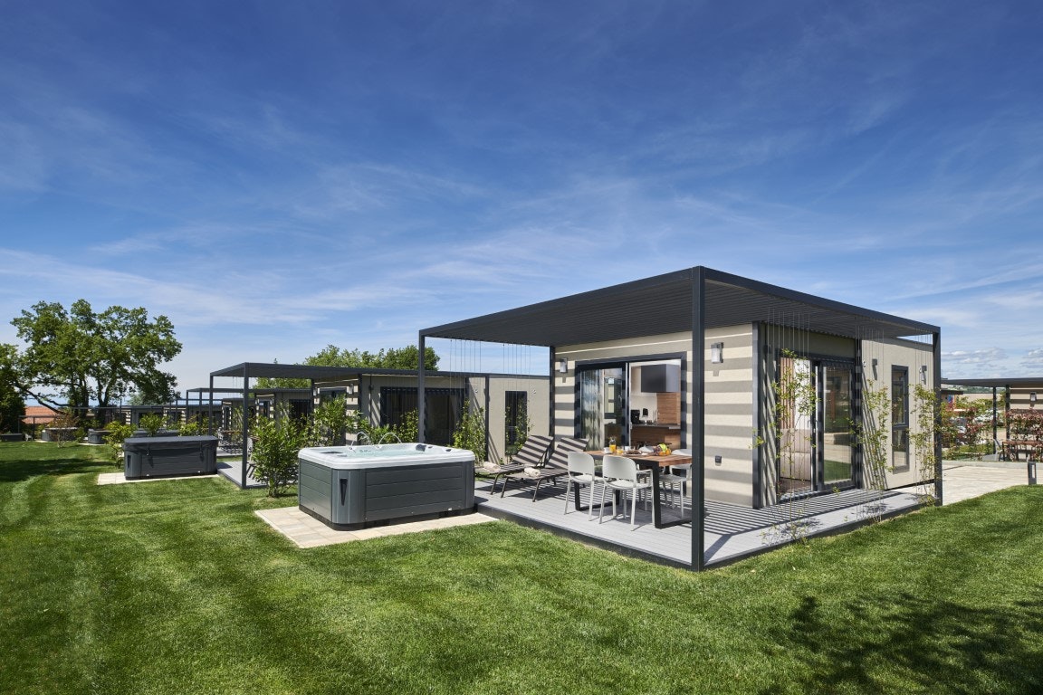 San Servolo Wellness Camping - Mobilheim mit Jacuzzi auf dem Campingplatz 