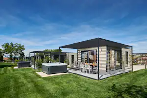 San Servolo Wellness Camping - Mobilheim mit Jacuzzi auf dem Campingplatz