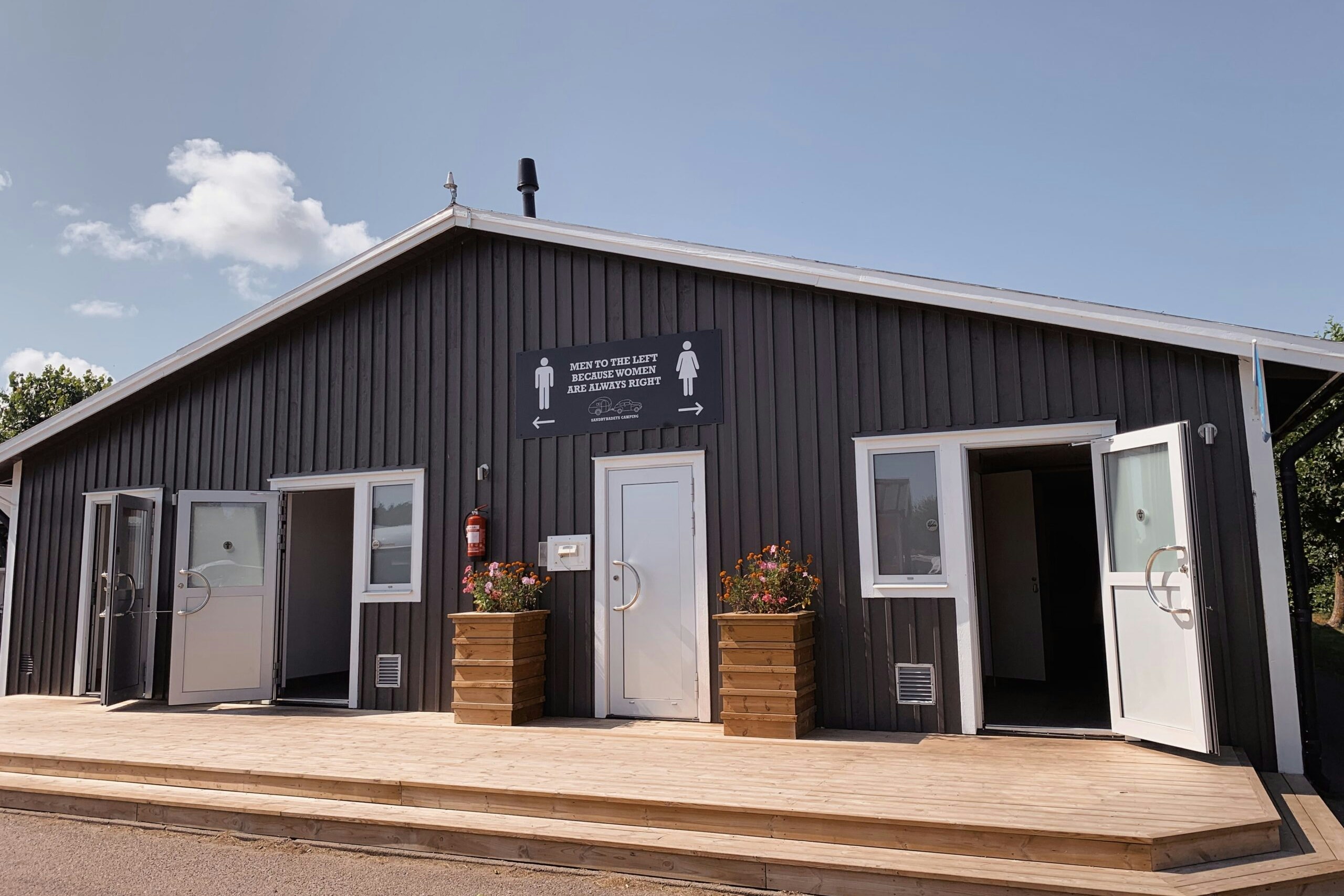Sandbybadets Camping - Außenansicht des Sanitärgebäudes