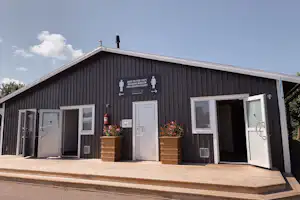 Sandbybadets Camping - Außenansicht des Sanitärgebäudes